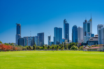 Obraz premium Perth, Australia - August 31, 2023: Langley Park and Perth Skyline on a beautiful sunny day