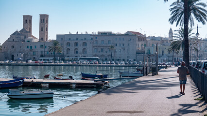 Obraz premium Veduta del porto di Molfetta con il duomo vecchio sullo sfondo