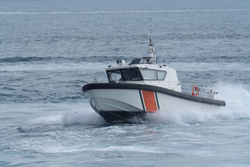 Obraz premium A boat capable of speeding on the sea
