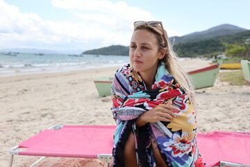 Menina na praia sorrindo e feliz 
