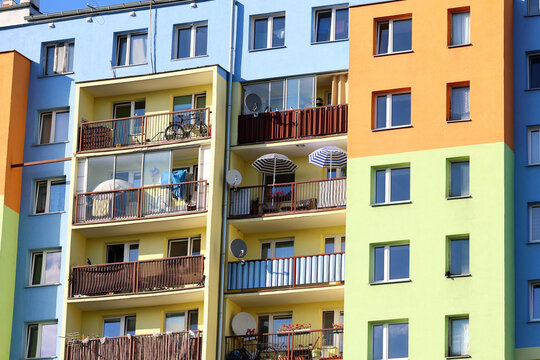 Parasole na balkonie starego bloku mieszkalnego. Wakacje w mieście.