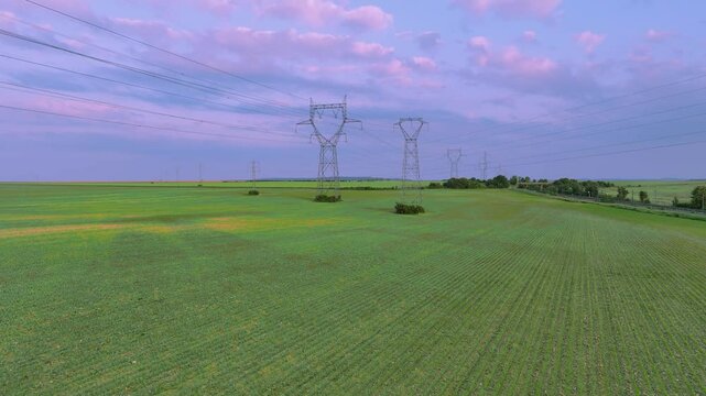 Lignes &eacute;lectriques au coucher du soleil. Travelling drone. 