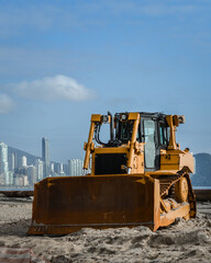 Máquinas trabalhando, patrola e trator de esteira © Solano