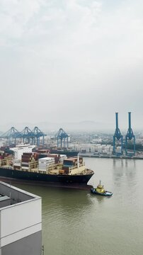 Navio cargueiro saindo do porto