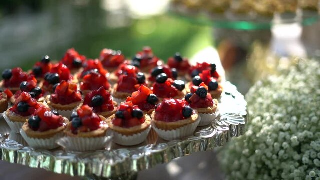 Varios Dulces en una mesa de protres decorada finamente con muchos colores