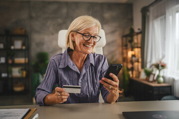Mature woman work from home buy online on cellphone use credit card