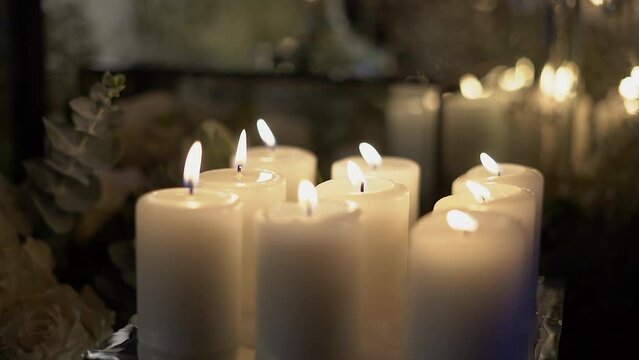 Muchas velas encendidas en una decoraci&oacute;n de boda