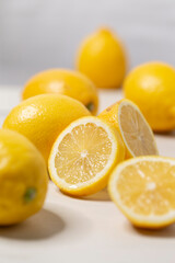 Bio Zitronen - ganze Frucht und aufgeschnitten  - Fruchtfleisch, Nahaufnahme