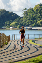 Garota correndo na orla da praia
