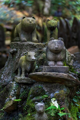 Obraz premium 御岩神社 猫と牛の石像