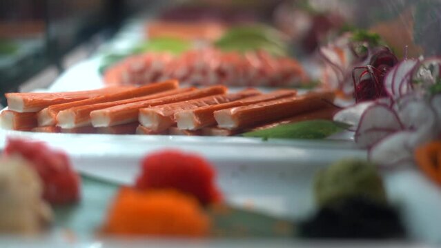 varios ingredientes para preparar sushi en una nevera