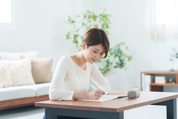 家で勉強する社会人女性