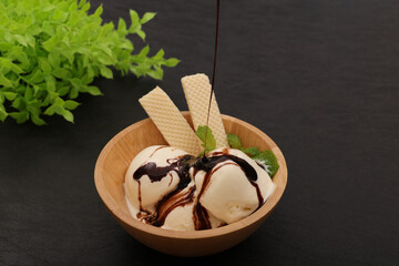 アイスにチョコソースをかけるシーン