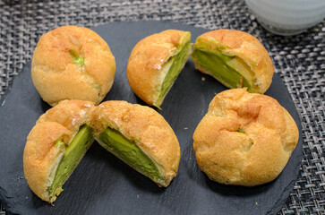 抹茶のシュークリーム