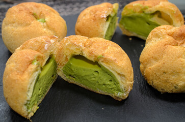 抹茶のシュークリーム