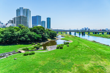 二子玉川の都市景観　緑豊かな多摩川の「兵庫島公園」と二子玉川駅のビル群【東京都・世田谷区】　
The buildings of Futakotamagawa Station. Tama River rich in nature - Tokyo, Japan