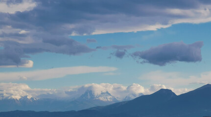 Obraz premium Montagne in controluce in una luminosa giornata azzurra