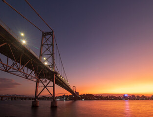 Florianopolis pôr-do-sol  e  a ponte Hercílio Luz de Florianópolis, Santa Catarina, Brasil 