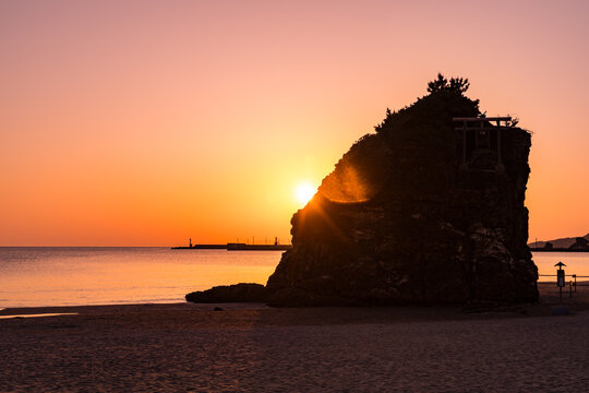 島根県出雲市の稲佐の浜の夕方の風景