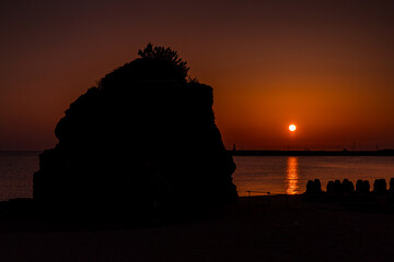 夕日が美しい島根県出雲市の稲佐の浜の風景