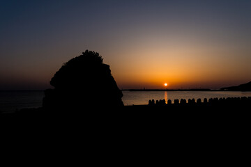 島根県出雲市の稲佐の浜の夕方の風景