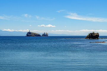【青森県下北半島脇野沢鯛島】下北ジオパーク内にある鯛に似た無人島は鯛島と呼ばれている