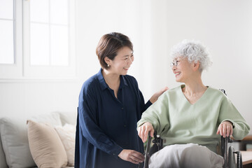 自宅での母親や家族の介護のイメージ