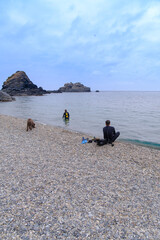 Playa de Almuñear, Granada, España, preparándo activiad de bueceo, actividades acuáticas, deporte en el mar, diversión, verano, playa