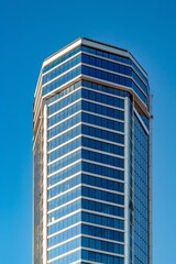 Obraz premium Discover the contemporary design features of a newly renovated skyscraper in this stunning image From sleek glass facades to innovative architectural elements