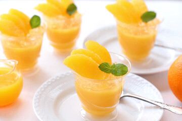 オレンジゼリー、ゼリー、フルーツゼリー、オレンジ、ネーブルオレンジ、きらきら、キラキラ、レモンゼリー、デザート、スイーツ、洋菓子、ミント、オレンジ色、食べ物、果物、フルーツ、フレッシュ、おやつ、オレンジジュース、カットフルーツ、黄色、ゼラチン、カップ、冷菓、夏、夏休み、ヘルシー、健康、柑橘、柑橘類、果実、新鮮、実、ジュース、ビタミン、トロピカル、トロピカルフルーツ、初夏、手づくり、手作り、カフェ、