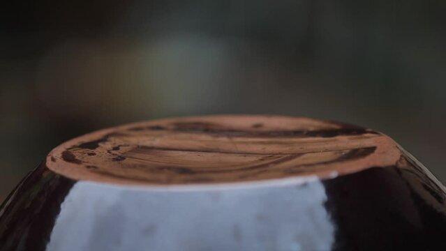 한국 전통 지붕과 처마에 떨어지는 빗방울