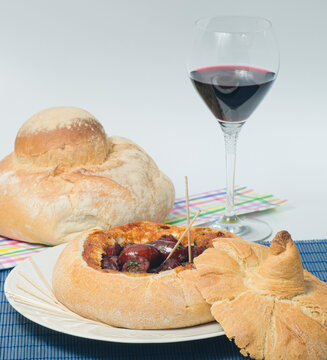 A large wheat bread stuffed with cantimpalos sausages, garnished with chopped parsley.