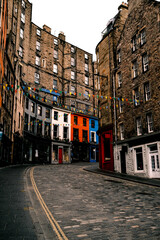 narrow streets in the old town of edinburgh