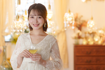 パーティーでお酒を飲む女性女性