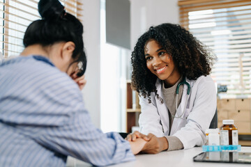 Obraz premium Asia female doctor using clipboard is delivering great news talk discuss results or symptoms with female patient
