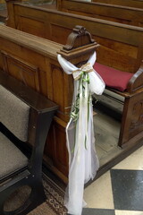 Hochzeitsschmuck in einer Kirche