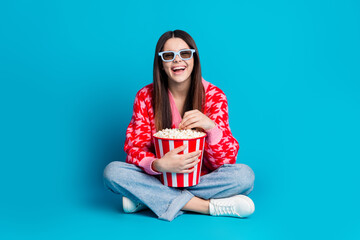Full size photo of positive woman dressed knitwear cardigan in 3d glasses eat popcorn sit watch...