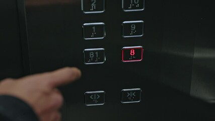 저녁 시간 아파트 엘리베이터 내부