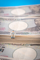 一万円札とミニチュア人形