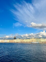 Naklejka premium Fantastic white clouds at the city river, city river view, summer day