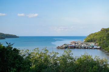 Naklejka premium Landscape of a fishing village on an island in Thailand with a bountiful sea.