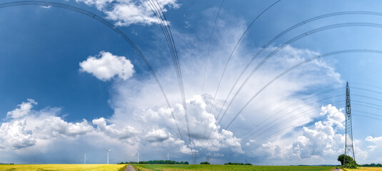Panorama eines übers Land ziehenden Gewitters mit Wolkenfetzen und landwirtschaftlich genutzten...
