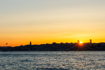 Naklejka premium Sunset over İstanbul near Bosphorus and Turkish flag