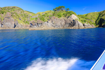 Fototapeta premium ヒリゾ浜渡船の漁船に乗って、海に出るスキンダイバー、シュノーケラーたち。日本国静岡県伊豆半島賀茂郡南伊豆町中木から渡し船で渡るヒリゾ浜にて。 2022年9月撮影。 