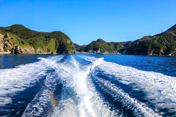 ヒリゾ浜渡船の漁船に乗って、海に出るスキンダイバー、シュノーケラーたち。

日本国静岡県伊豆半島賀茂郡南伊豆町中木から渡し船で渡るヒリゾ浜にて。
2022年10月撮影。
