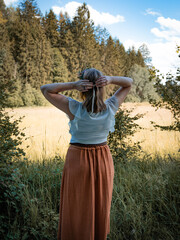 Frau zu Mittsommer am Waldrand