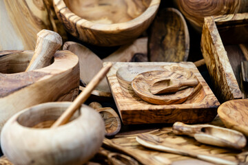 nützliche Küchenhelfer aus mediterranen Olivenholz