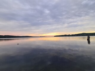 wunderschöner Sonnenuntergang über dem Ratzeburger See in Ratzeburg, Schleswig - Holstein /...