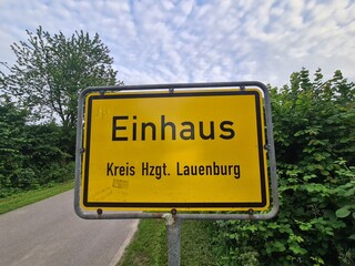 Fototapeta premium Ortseingangsschild von Einhaus, einem kleinen Dorf in der Nähe von Ratzeburg - Schleswig - Holstein / Deutschland