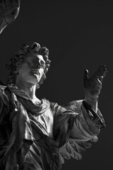 Obraz premium A monochromatic image of a statue with intricate details